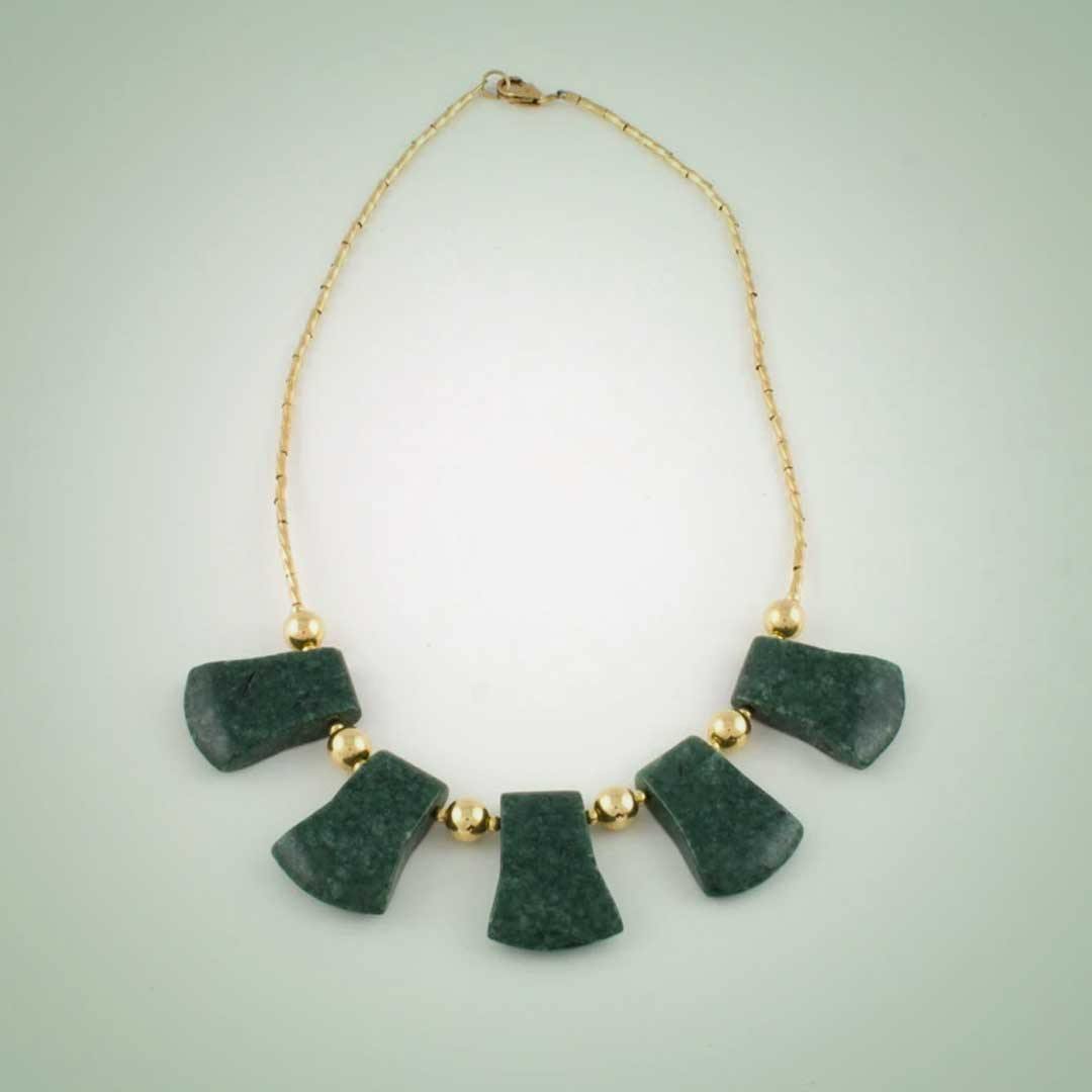 5 Axes necklace in dark green jade and goldfilled beads – Jade Maya